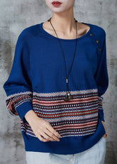 Moderner blauer übergroßer gestreifter Strickpullover